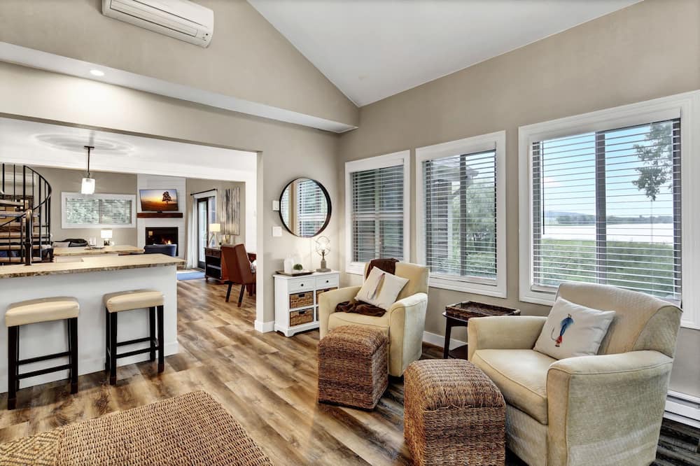 Photo of Livingroom in Avon