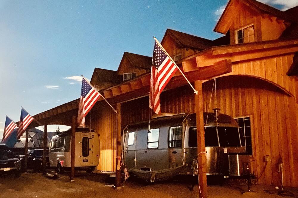 Photo of Outdoor in Chromo