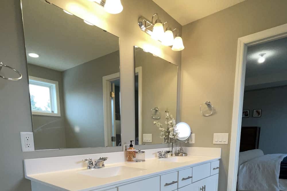 Photo of Bathroom in Woodbury