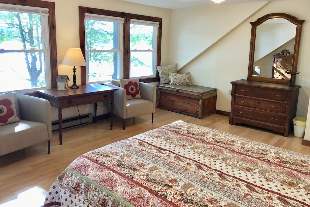 Photo of Bedroom in Shutesbury