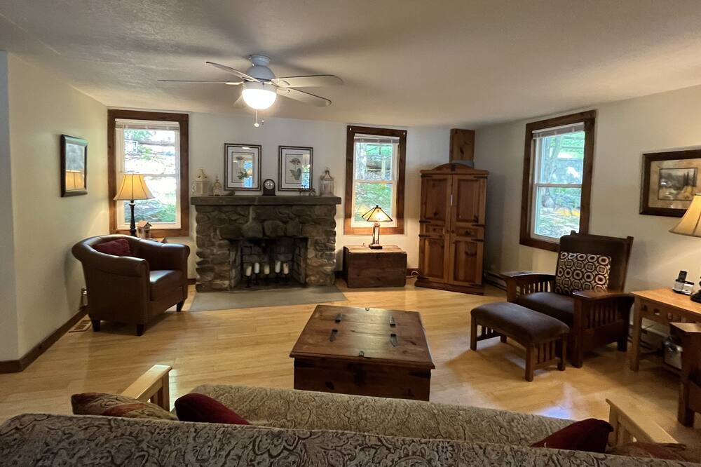 Photo of Livingroom in Shutesbury