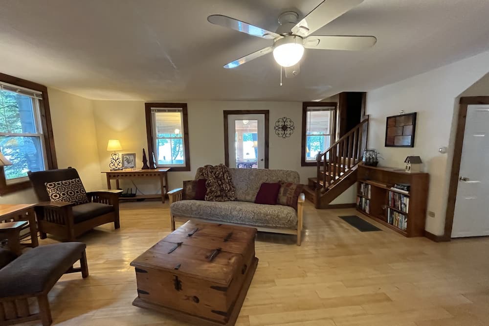 Photo of Livingroom in Shutesbury