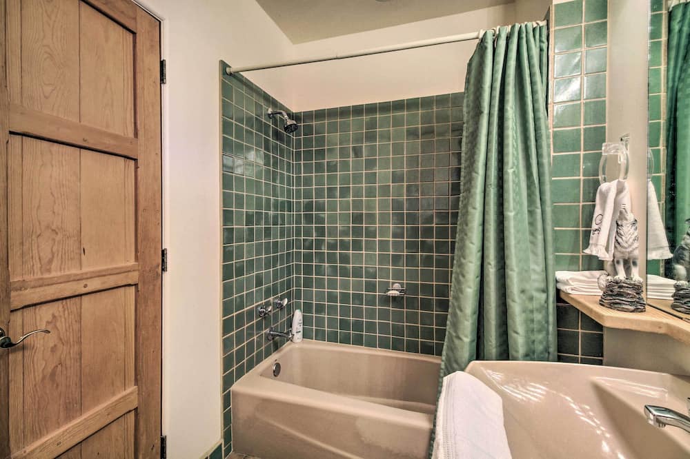 Photo of Bathroom in Canoncito