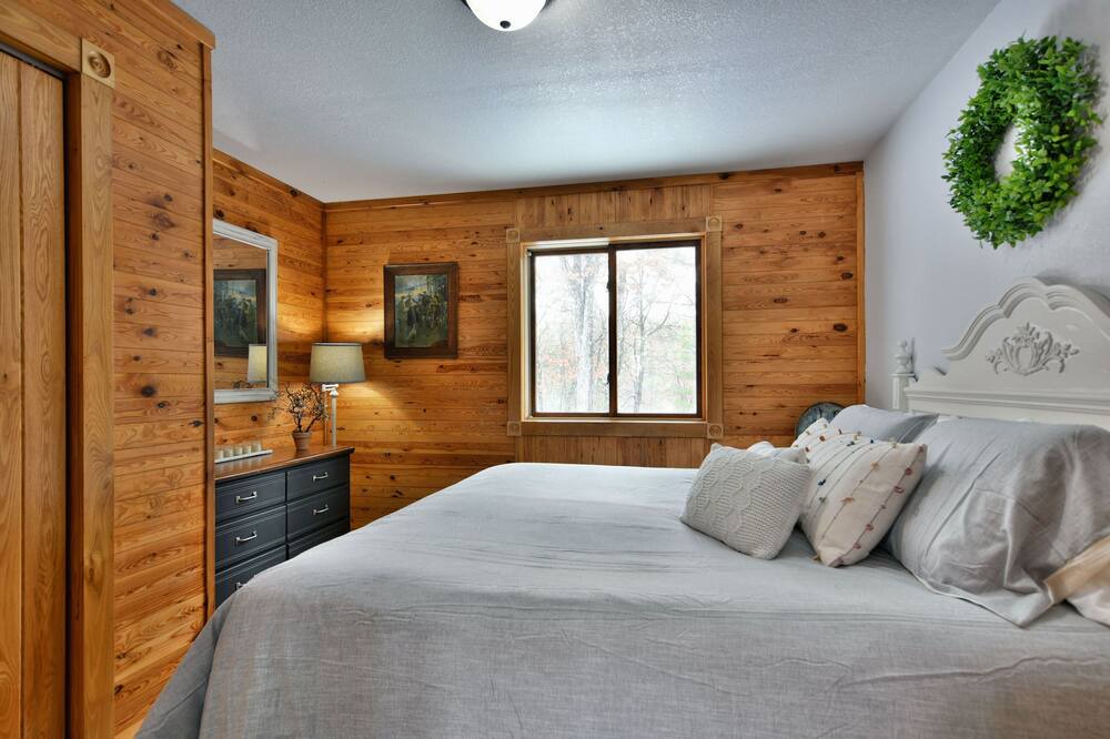 Photo of Bedroom in Spooner