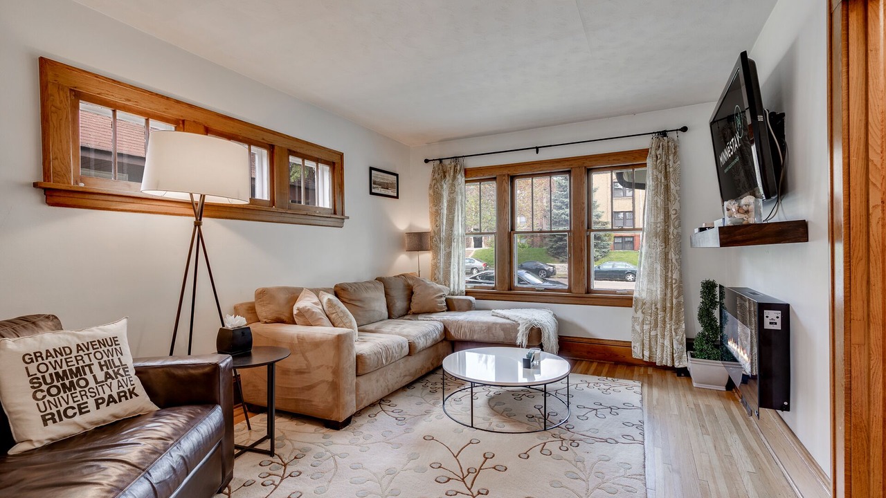 Photo of Livingroom in Macalester - Groveland