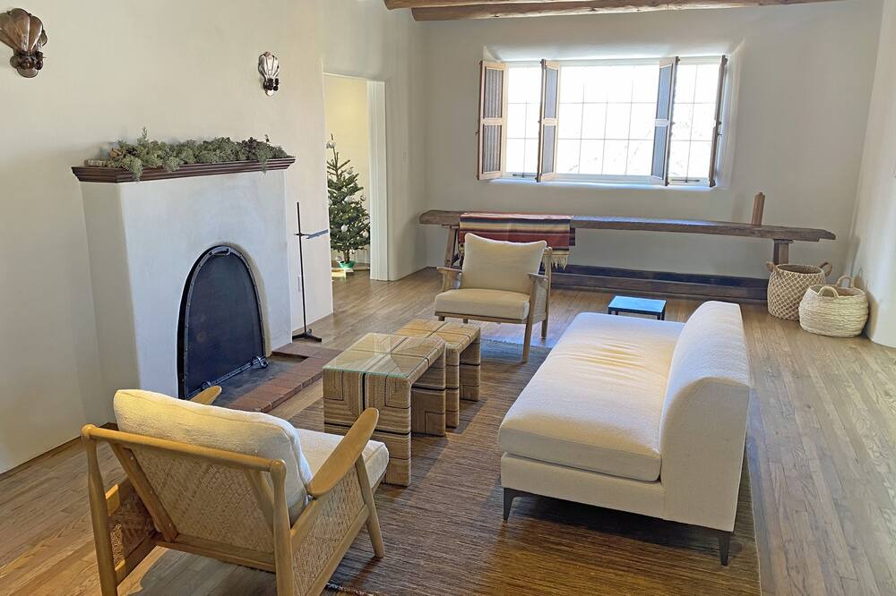 Photo of Livingroom in Historic Eastside