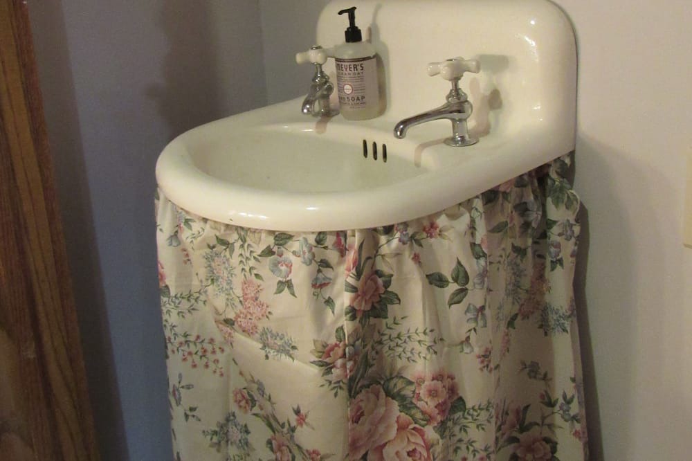 Photo of Bathroom in Canoncito
