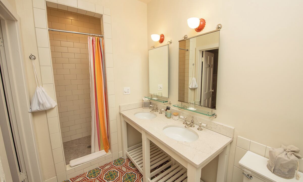 Photo of Bathroom in Los Ranchos de Albuquerque