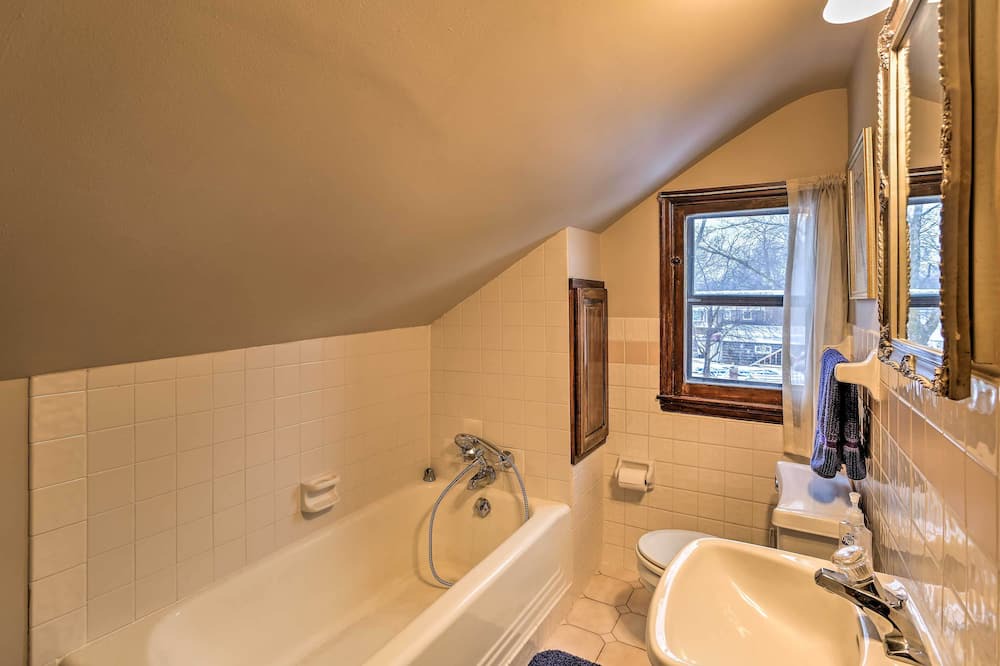 Photo of Bathroom in Mound