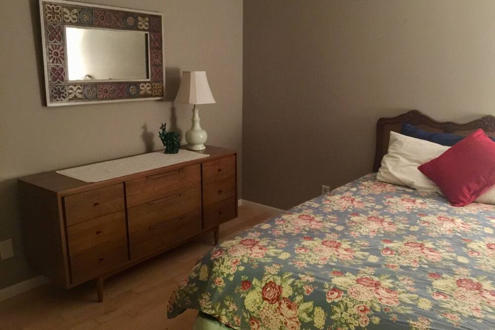 Photo of Bedroom in Dellwood