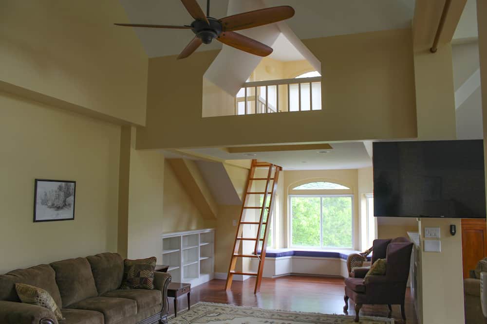 Photo of Livingroom in Lenox