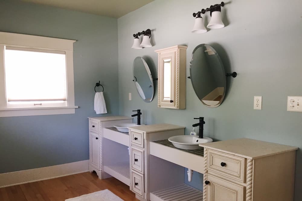 Photo of Bathroom in Kutzky Park