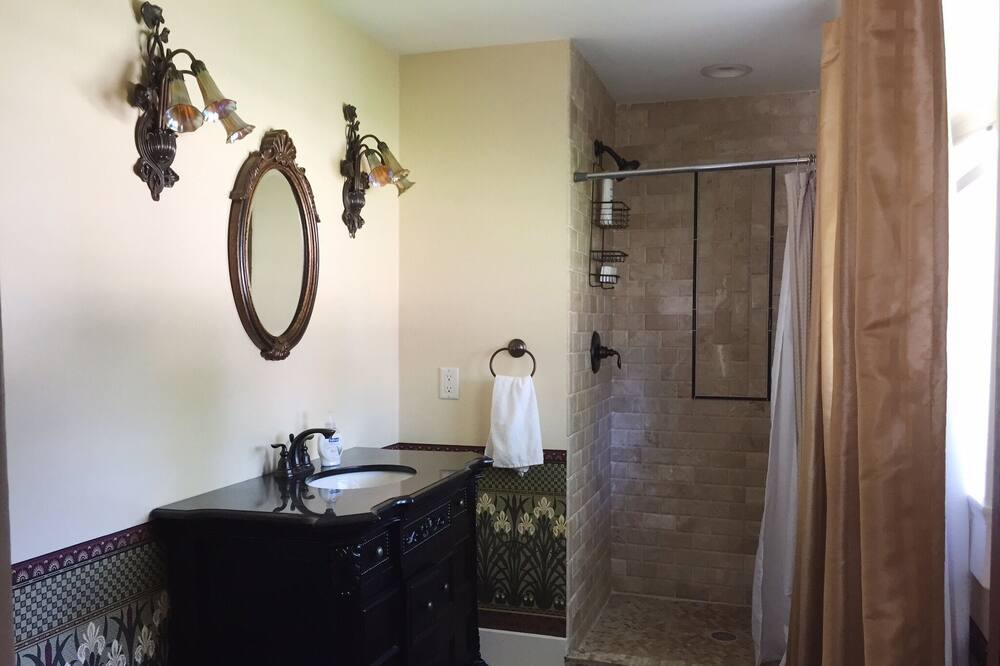 Photo of Bathroom in Kutzky Park