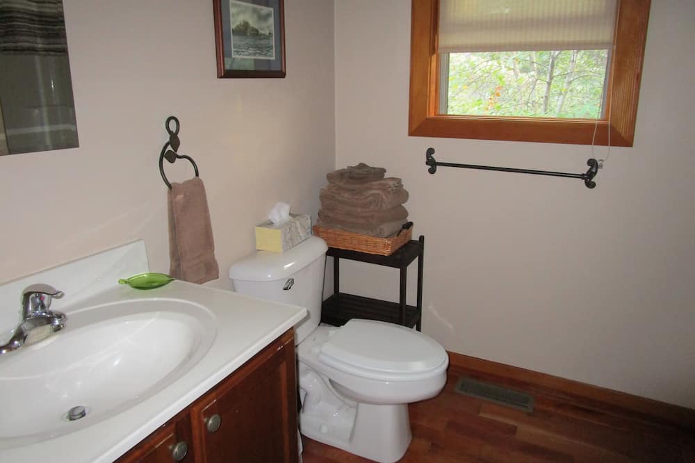 Photo of Bathroom in Redwood