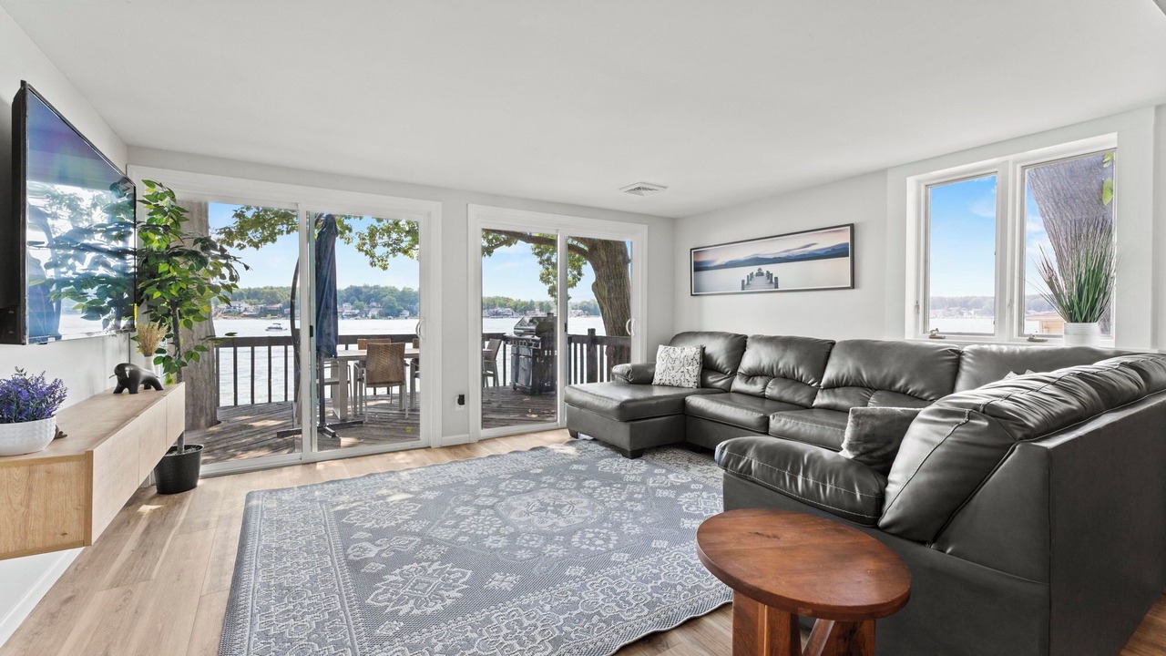 Photo of Livingroom in Lake James