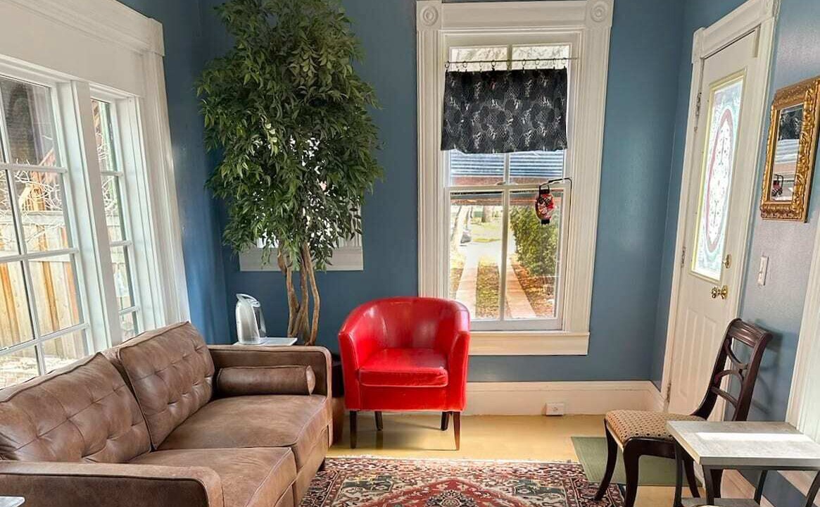 Photo of Livingroom in Summit - University