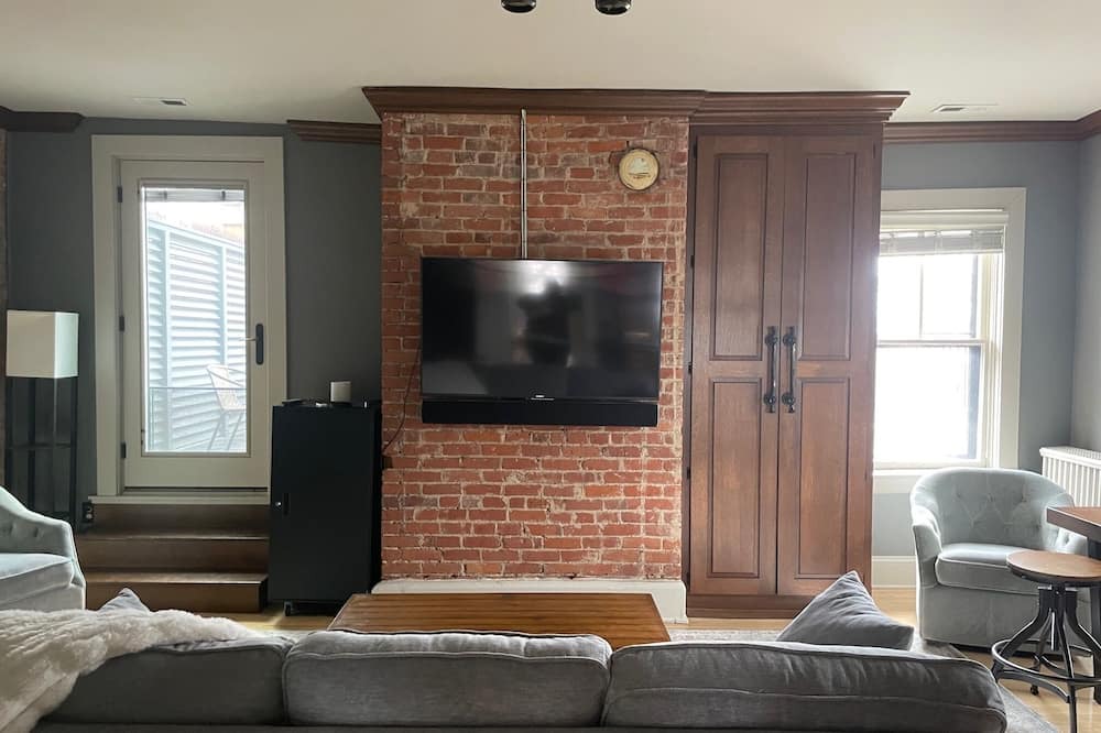 Photo of Livingroom in Summit - University