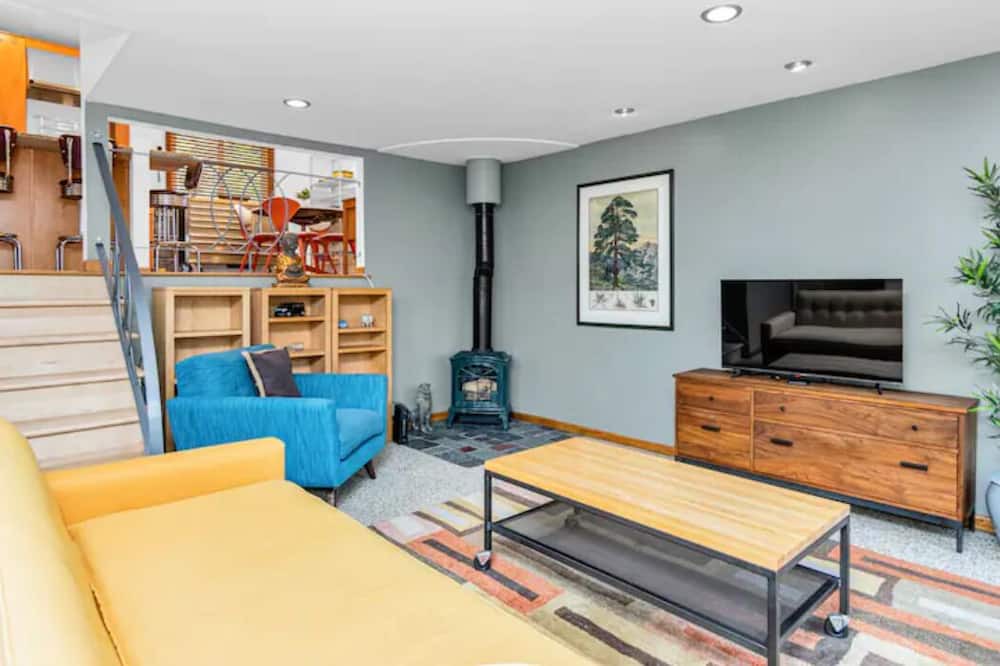 Photo of Livingroom in Cedar-Isles-Dean