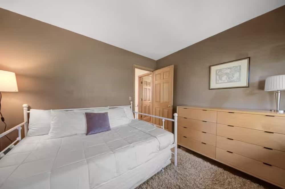 Photo of Bedroom in Cedar-Isles-Dean
