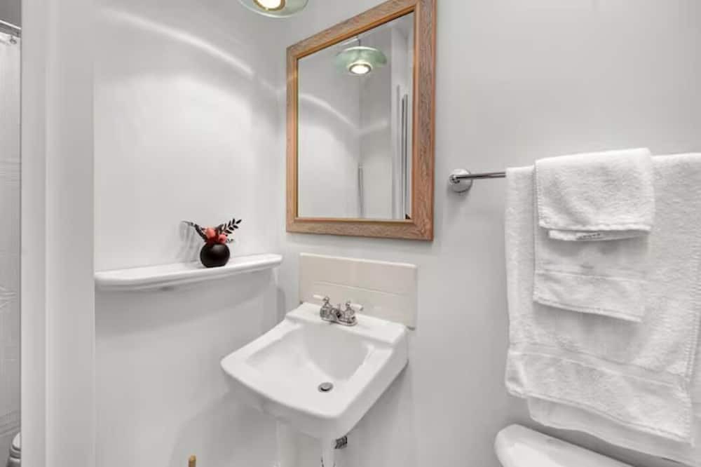 Photo of Bathroom in Cedar-Isles-Dean