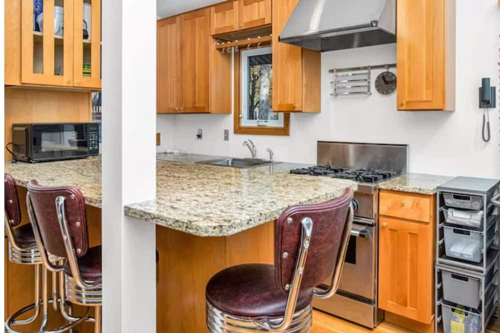 Photo of Kitchen in Cedar-Isles-Dean