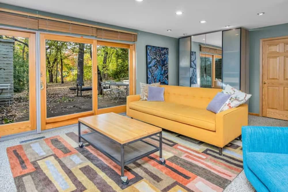 Photo of Livingroom in Cedar-Isles-Dean