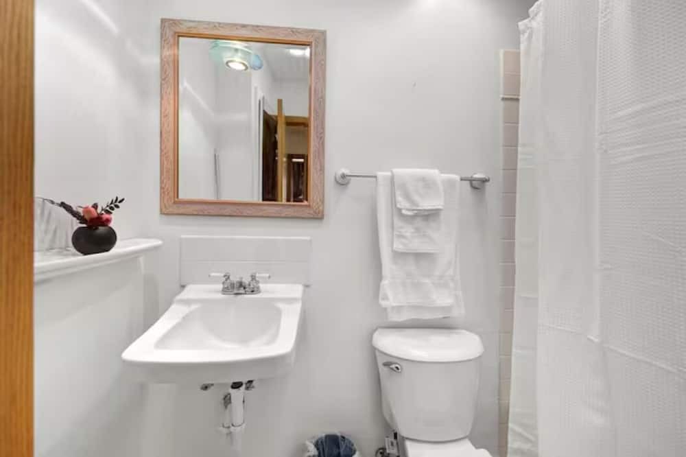 Photo of Bathroom in Cedar-Isles-Dean