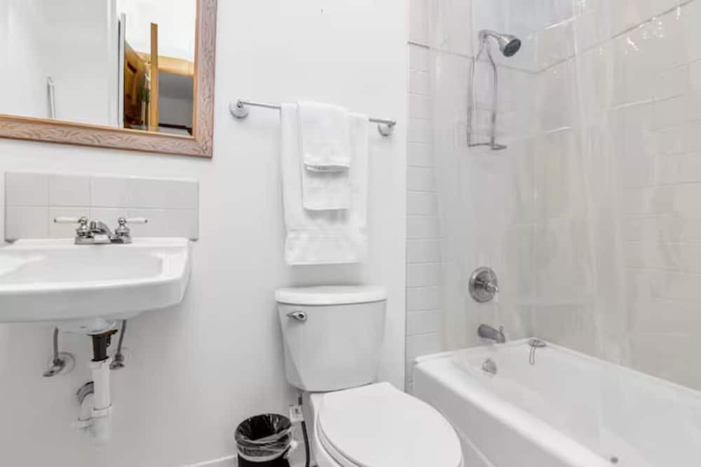 Photo of Bathroom in Cedar-Isles-Dean
