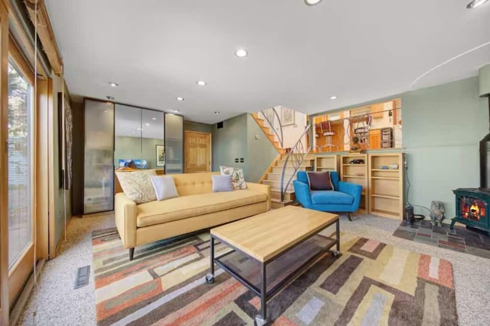 Photo of Livingroom in Cedar-Isles-Dean