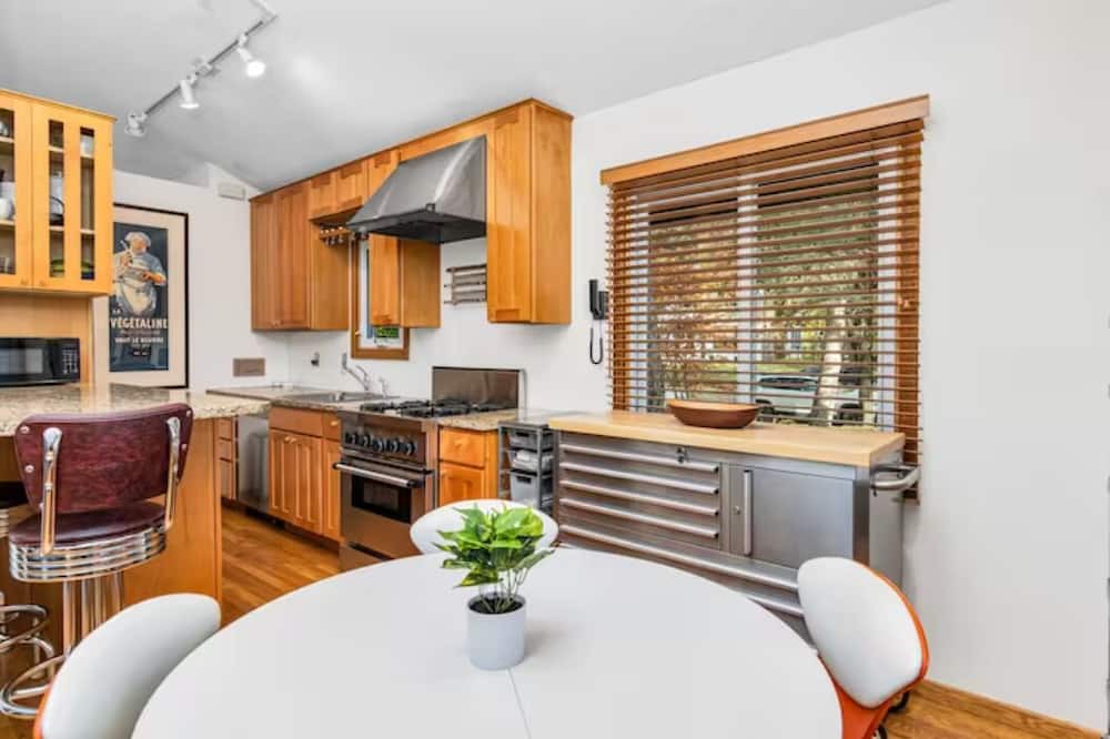 Photo of Kitchen in Cedar-Isles-Dean