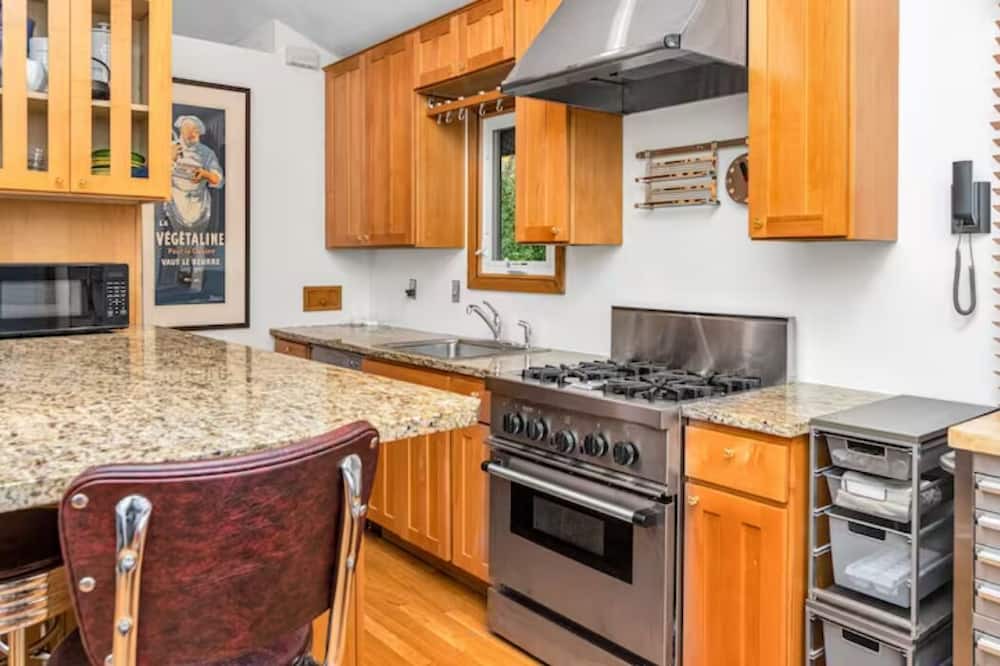 Photo of Kitchen in Cedar-Isles-Dean