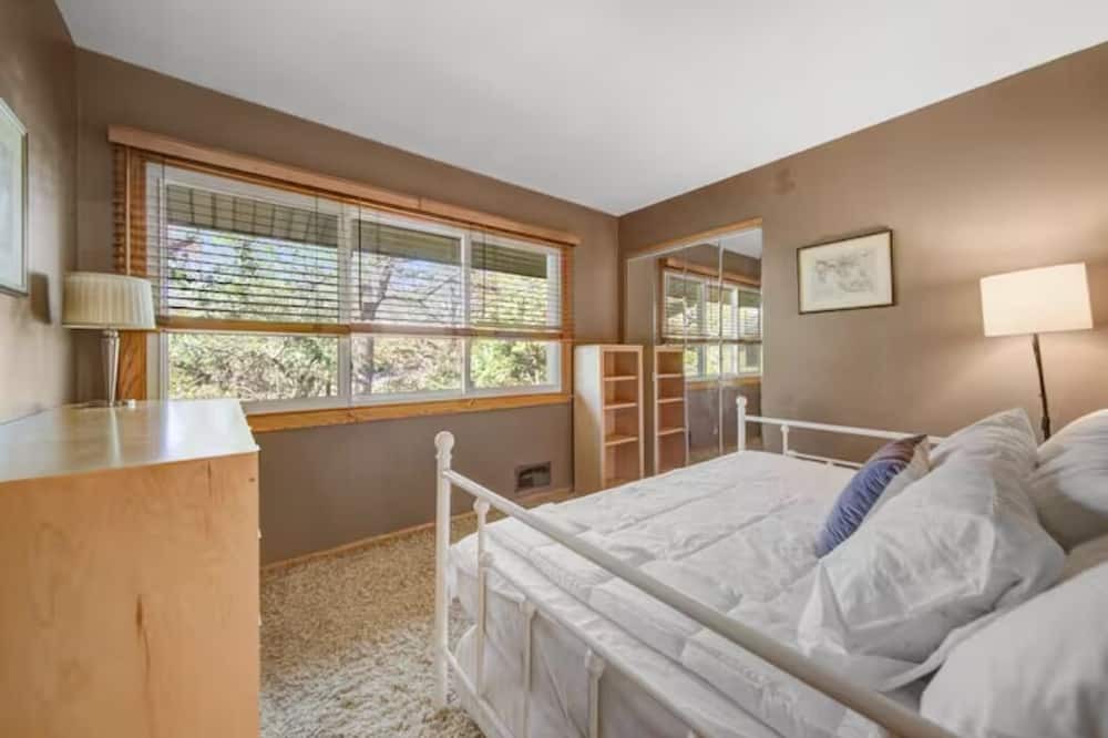 Photo of Bedroom in Cedar-Isles-Dean