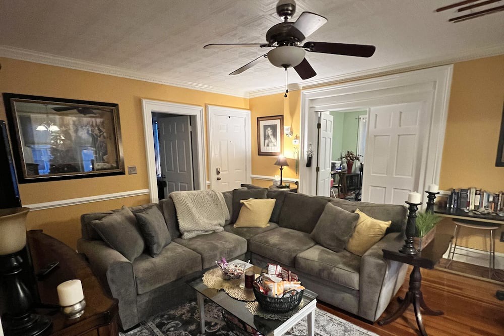 Photo of Livingroom in Wallingford Center