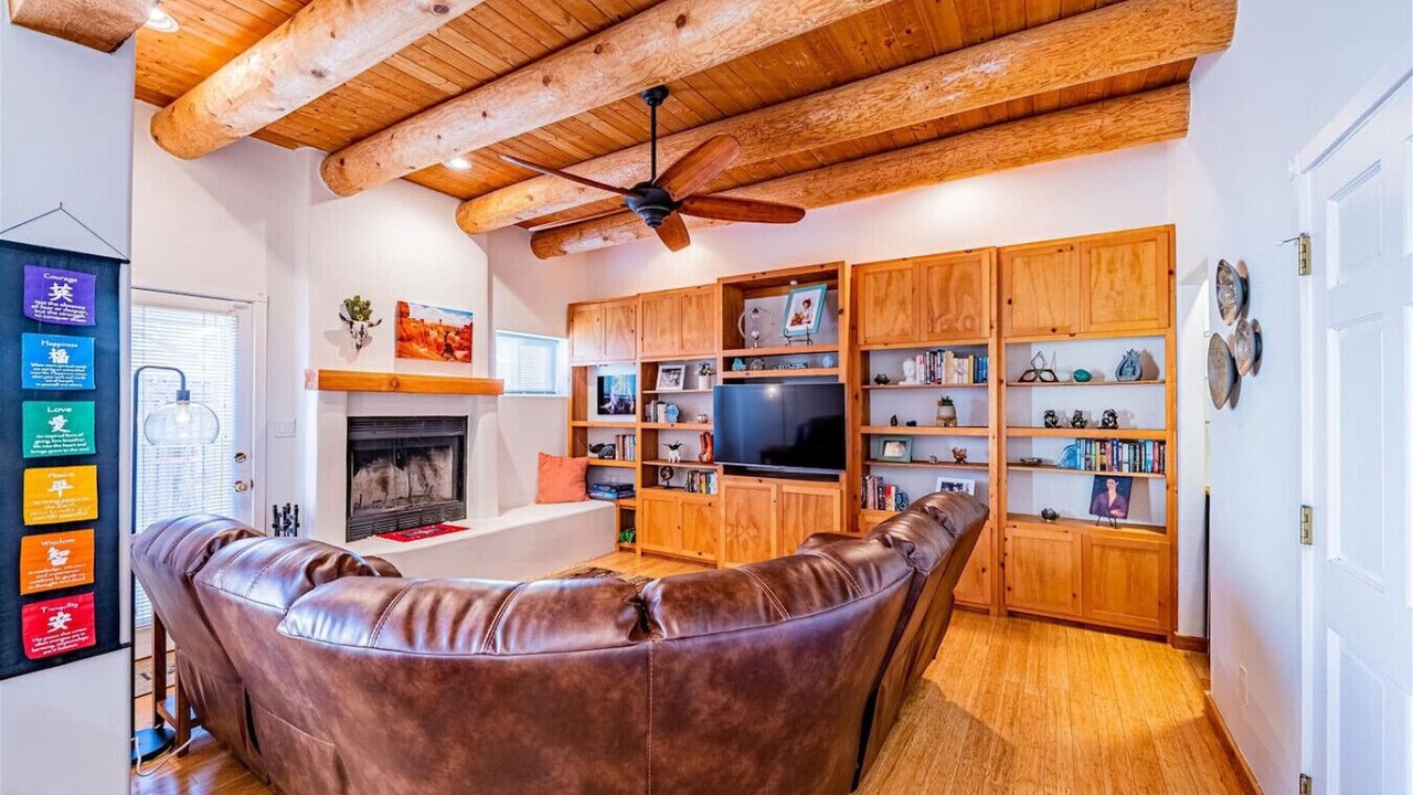 Photo of Livingroom in Sawmill Area