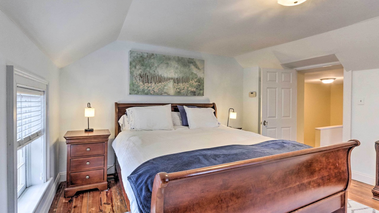 Photo of Bedroom in Leesburg's Old and Historic District