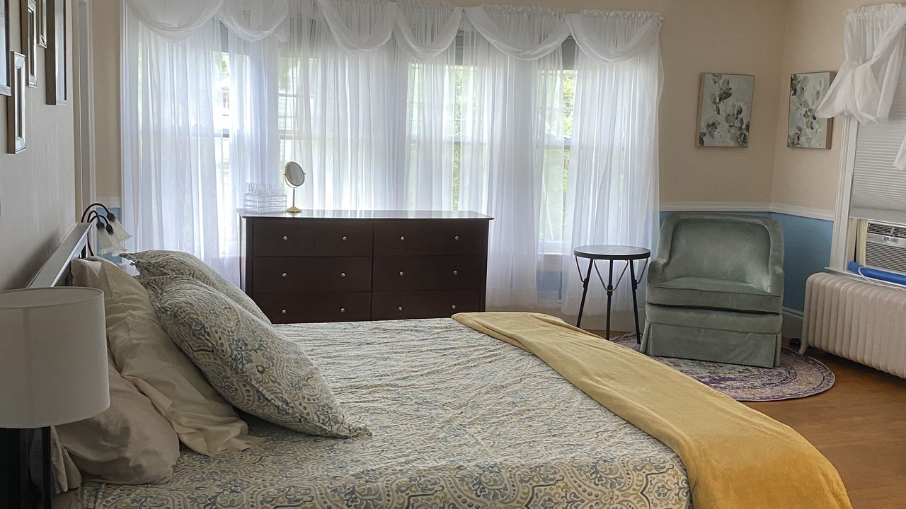 Photo of Bedroom in St. Albans Historic District