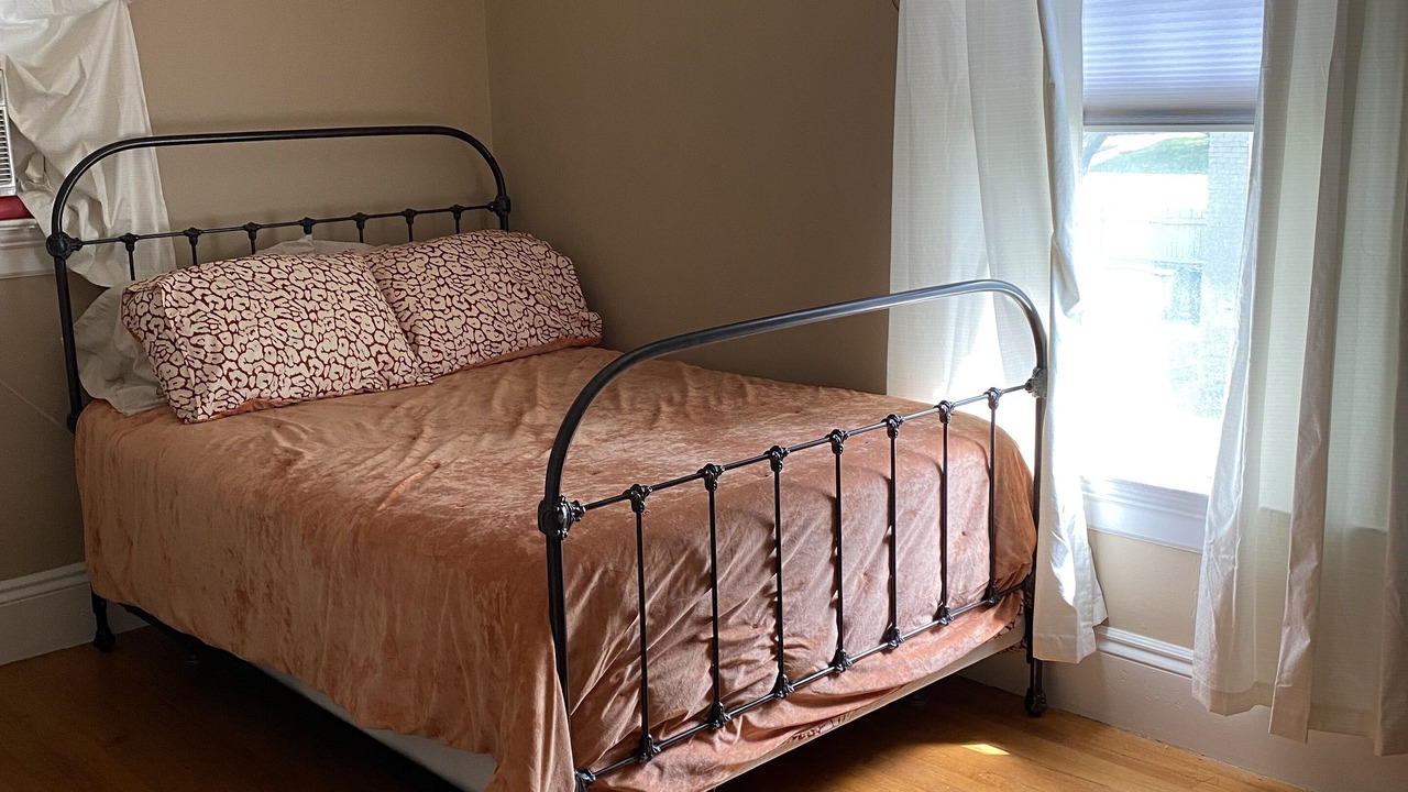 Photo of Bedroom in St. Albans Historic District