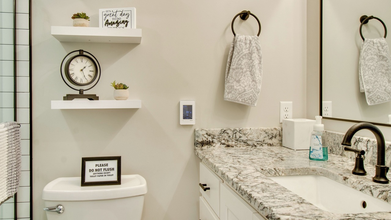 Photo of Bathroom in Lakeview