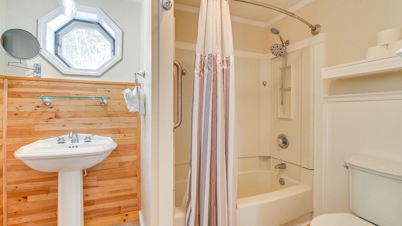 Photo of Bathroom in Athol