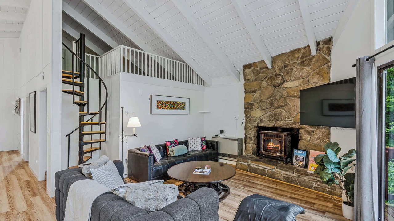 Photo of Livingroom in West Hartford