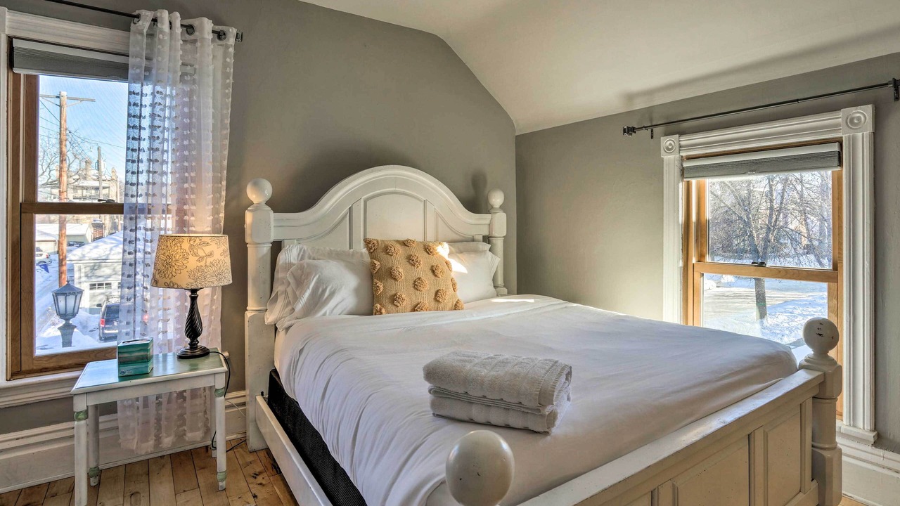 Photo of Bedroom in Summit - University