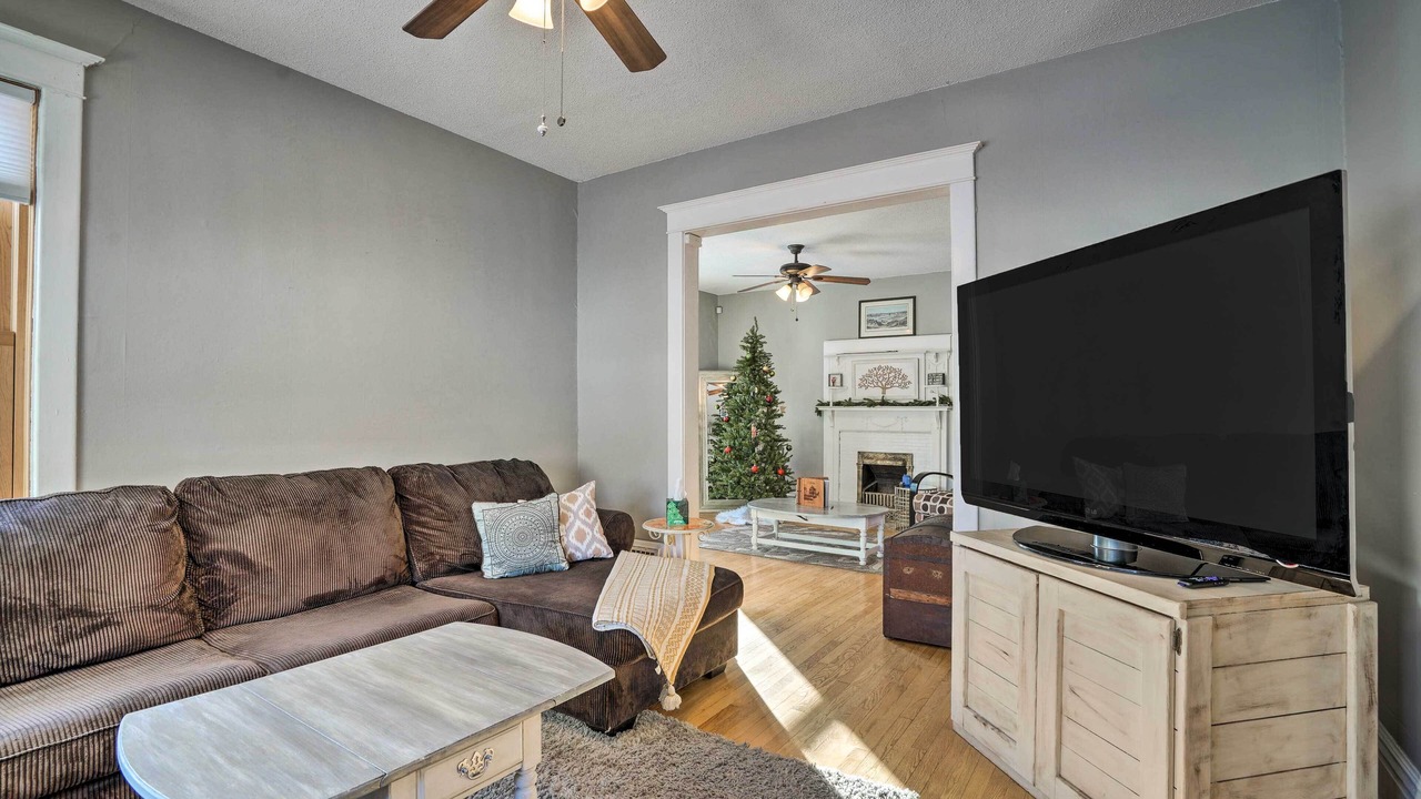Photo of Livingroom in Summit - University