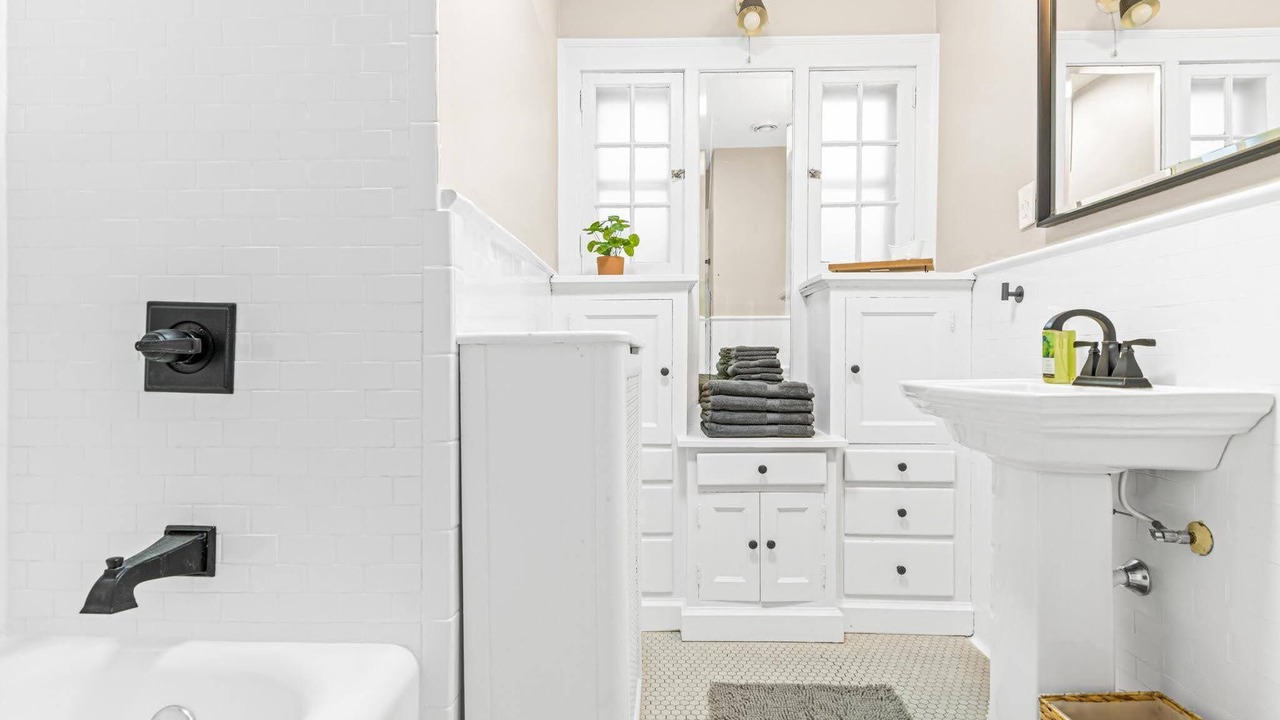 Photo of Bathroom in East Harriet