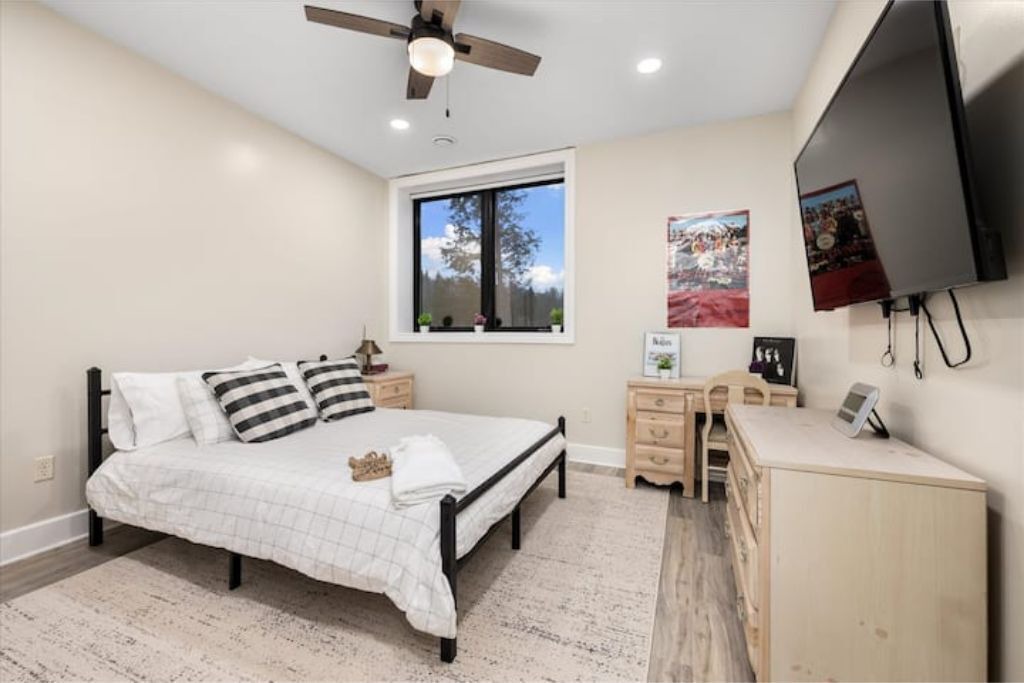 Photo of Bedroom in Town of Diana