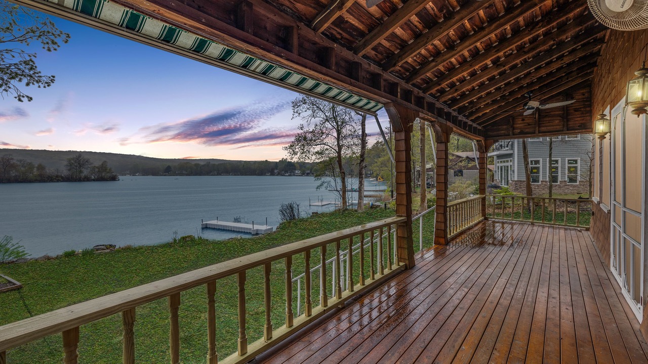 Photo of Patio Balcony in Lake Pocotopaug