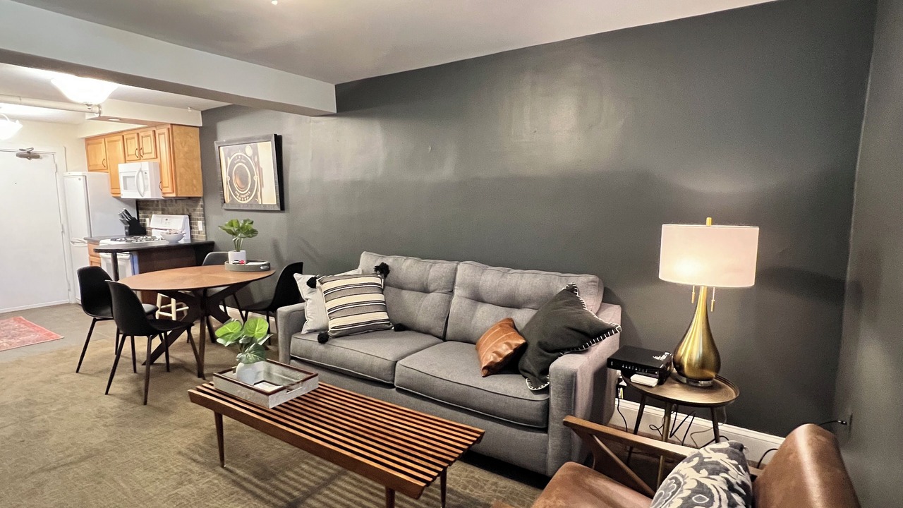 Photo of Livingroom in Summit - University