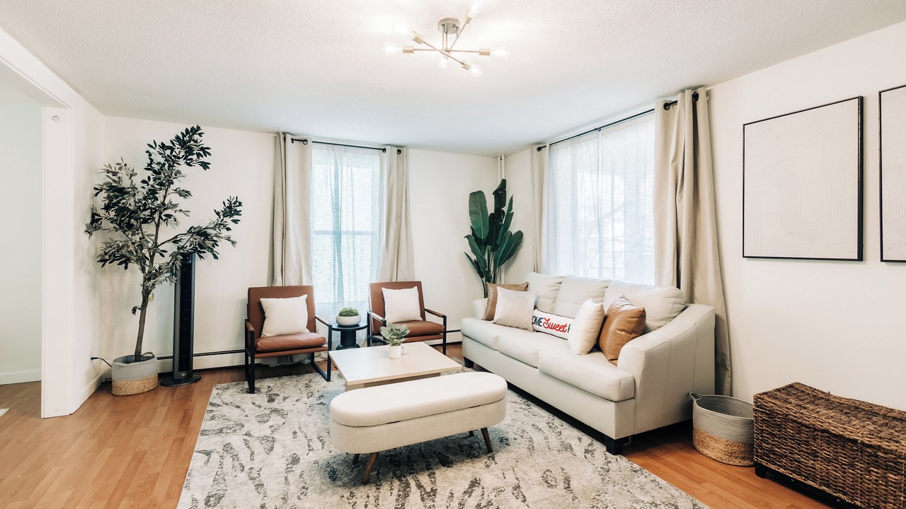Photo of Livingroom in Summit - University