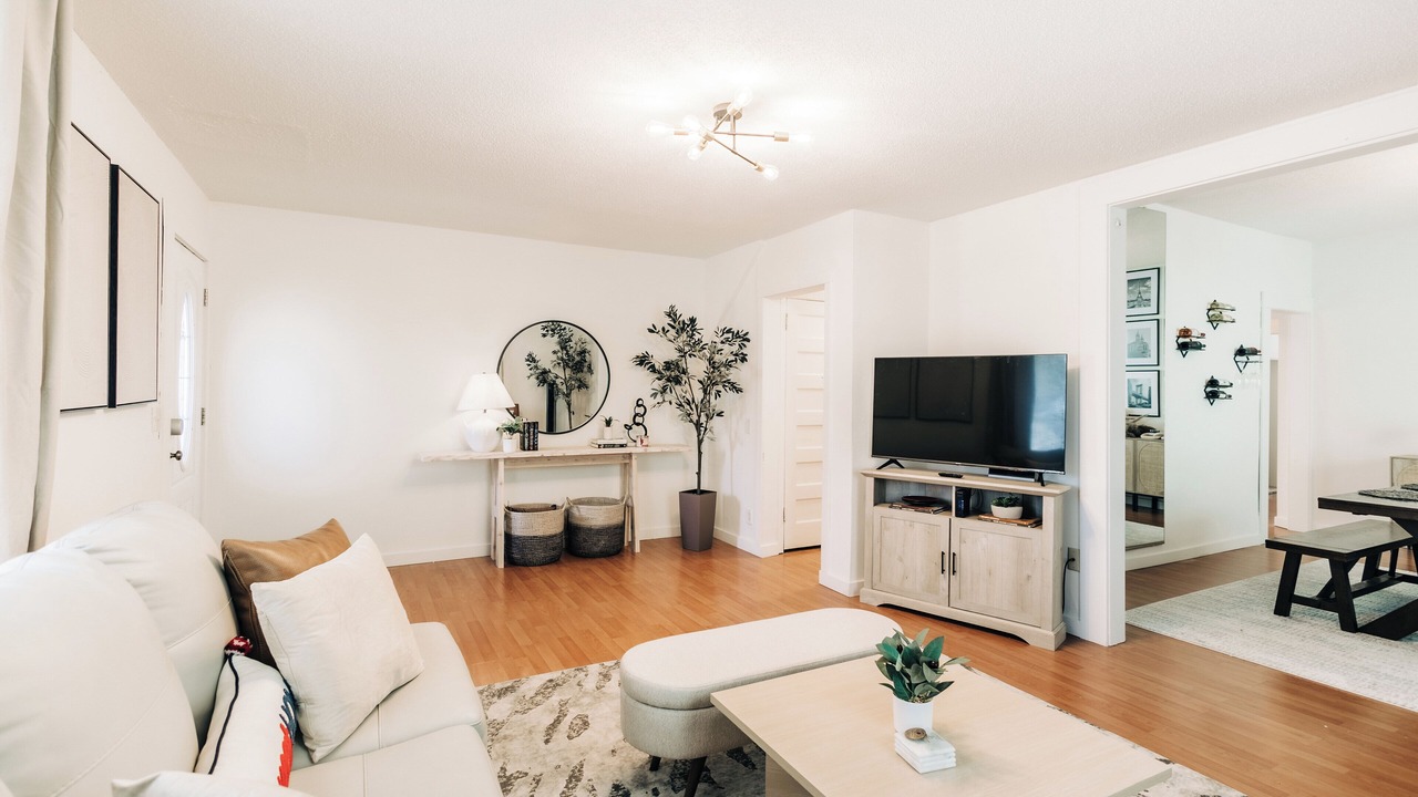 Photo of Livingroom in Summit - University