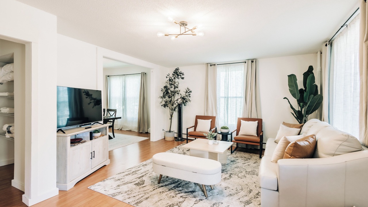 Photo of Livingroom in Summit - University