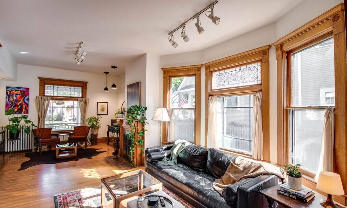 Photo of Livingroom in Summit - University